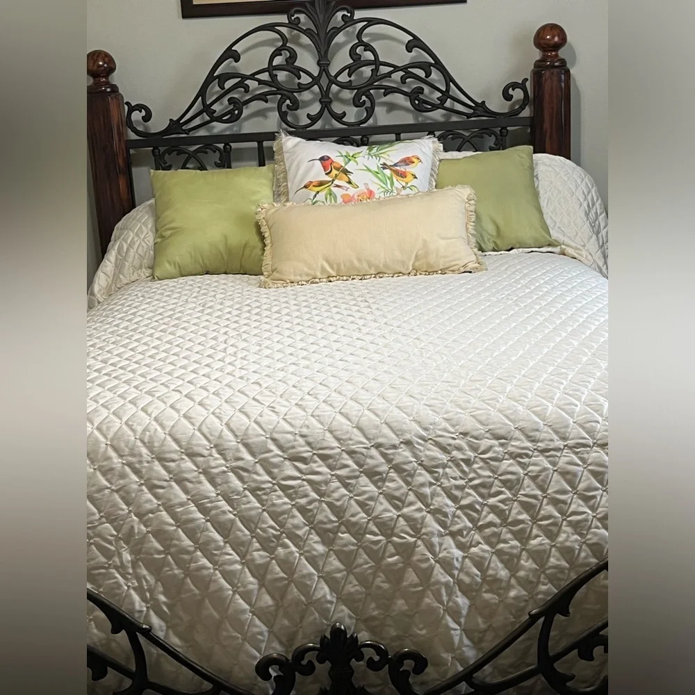 Croscill Home LLC Polyester Queen DIAMOND DESIGN BED- SPREAD White Label QUEEN
